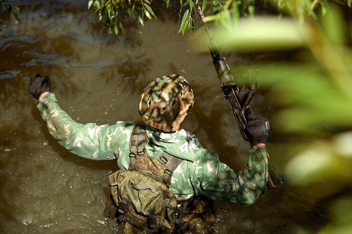 agent eaux et foret dans l'eau